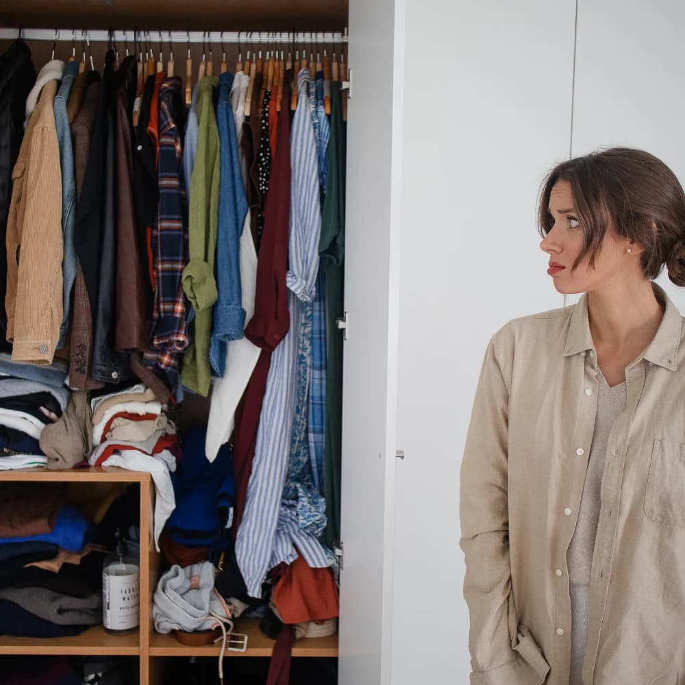 Alte, ungenutze Kleidung im Schrank